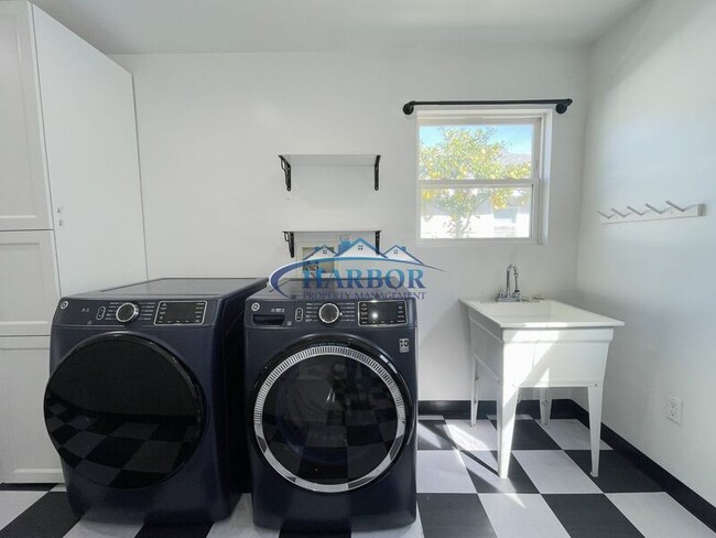 Building Photo - 21502 Berendo Ave