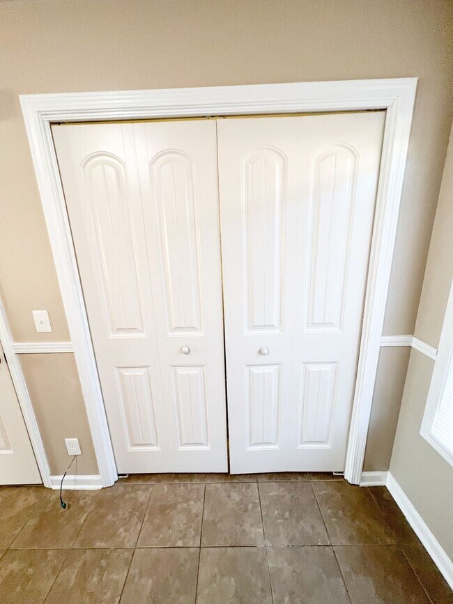 Building Photo - 2 Bedroom 1.5 Bath Townhome