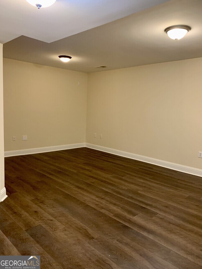 Building Photo - 5460 Glenridge View NE