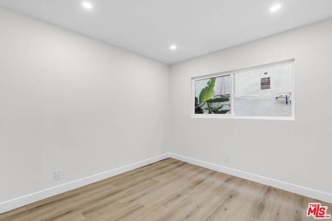 Building Photo - 1333 Barry Ave