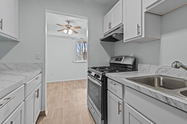 Building Photo - Six Trails Apartments - Saline, MI