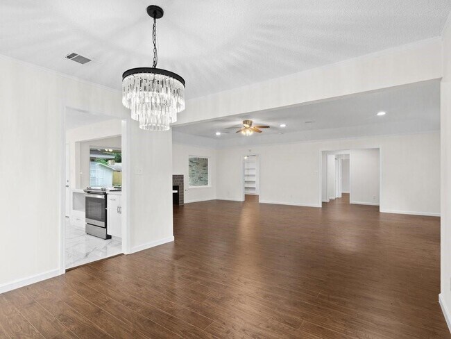 Building Photo - 2001 Briar Ln