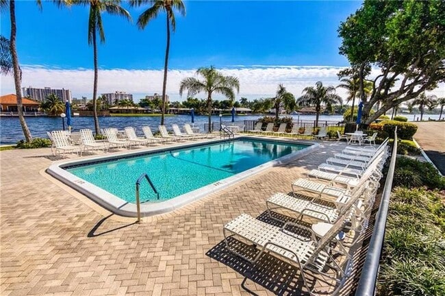 Building Photo - 6223 Bay Club Dr