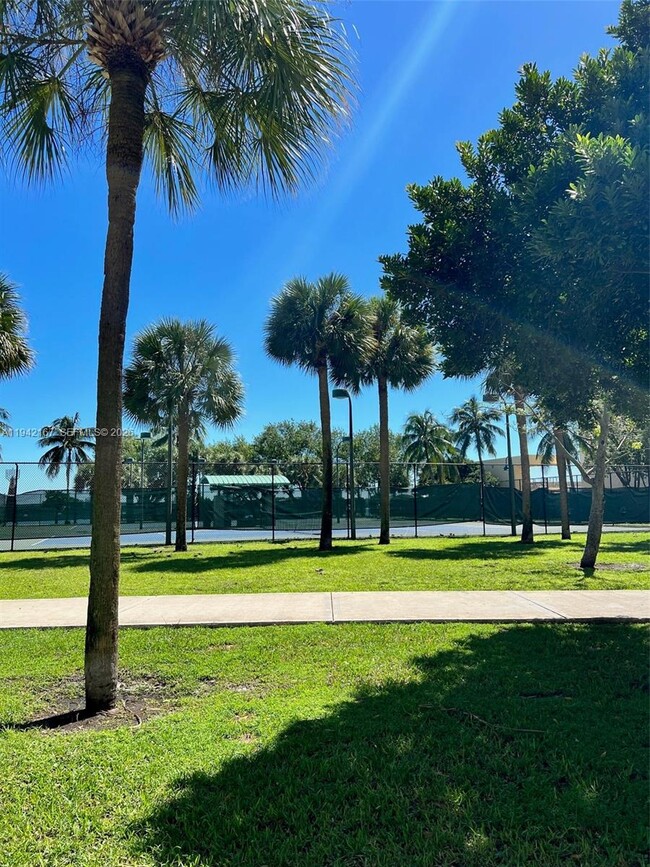 Building Photo - 1750 N Bayshore Dr