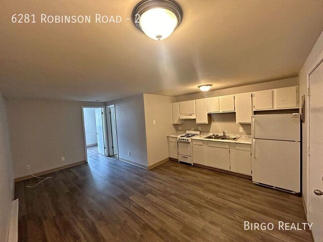 Building Photo - Renovated 1 Bed / 1 Bath APARTMENT in LOCK...