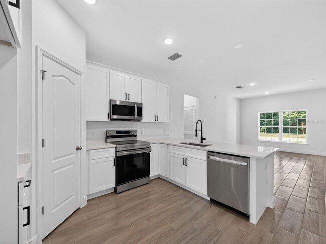 Building Photo - 922 N Fairbairn Dr