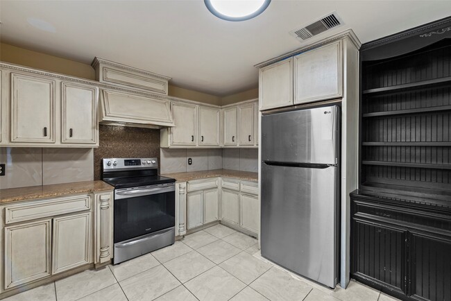 Building Photo - 13051 Meadowline Dr