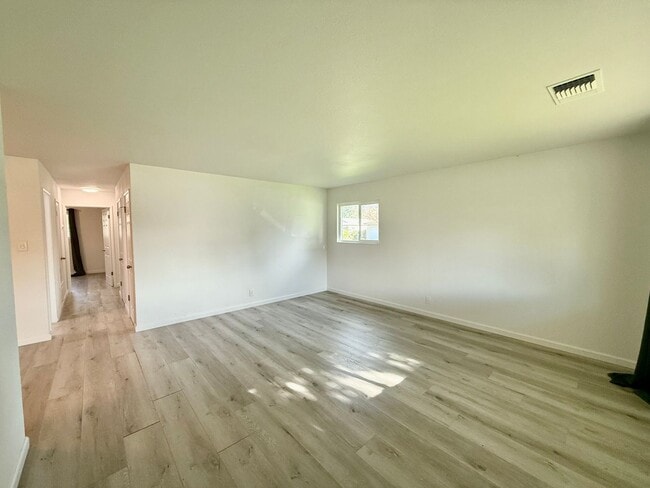 Building Photo - 1725 Albion Pl