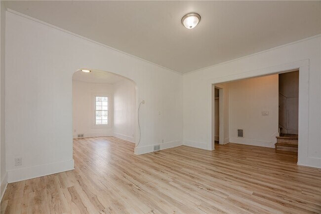 Building Photo - 575 Woodbine Ave