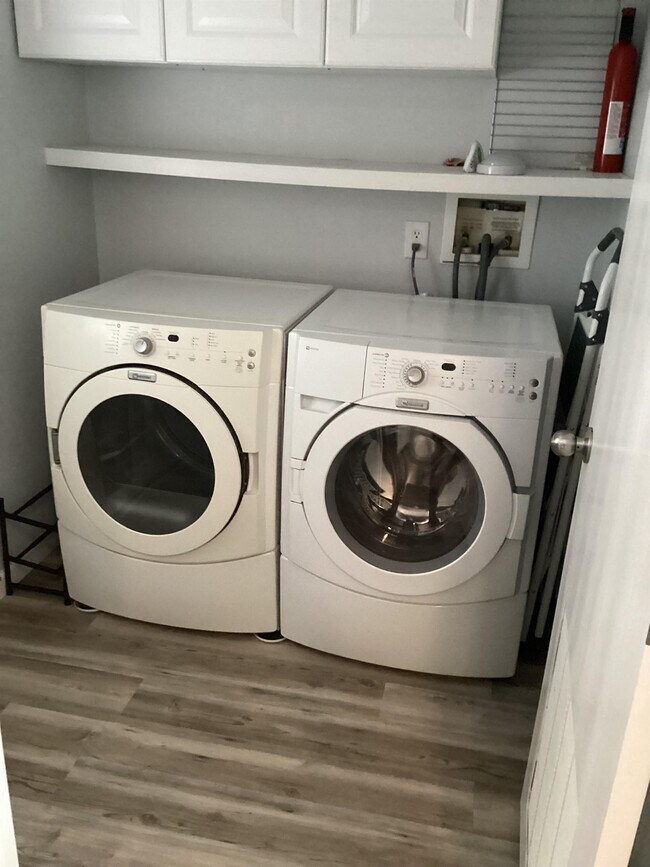 Building Photo - 250 SW 30th St