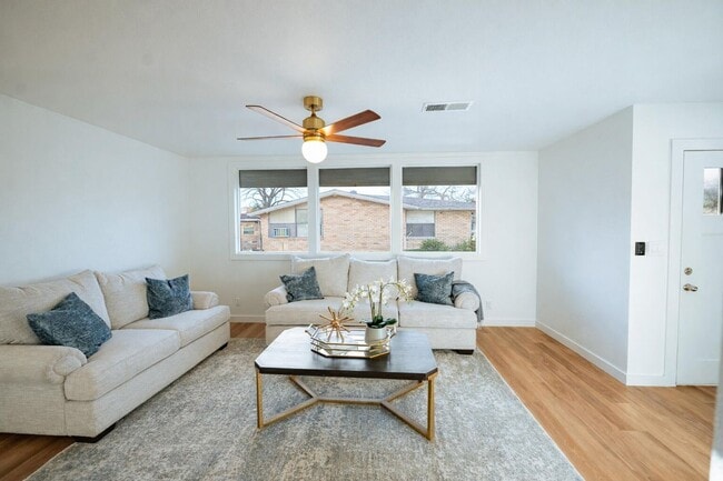 Building Photo - Modern Chic 3 Bedroom W/ Flex Space!