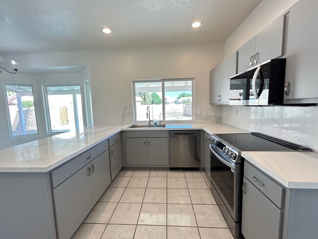 Building Photo - MUST SEE HOME IN AVONDALE WITH POOL!