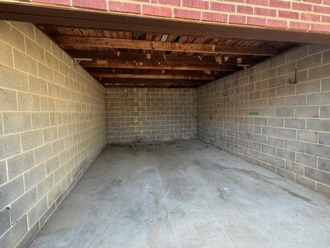 Building Photo - ~~ Cute 2-bedroom Brick Ranch located in Elon ~~