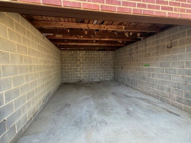 Building Photo - 929 E Haggard Ave
