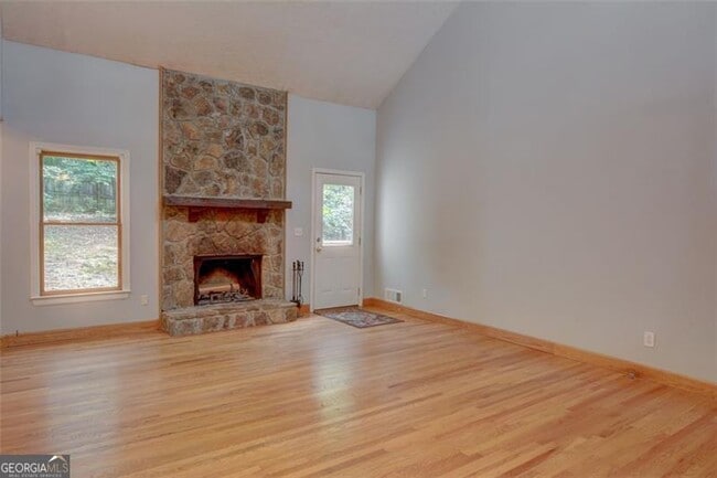 Building Photo - 639 Lakeshore Dr NW