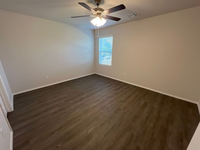 Building Photo - **St Patrick's Day Deal!** NEWER Three Bed...