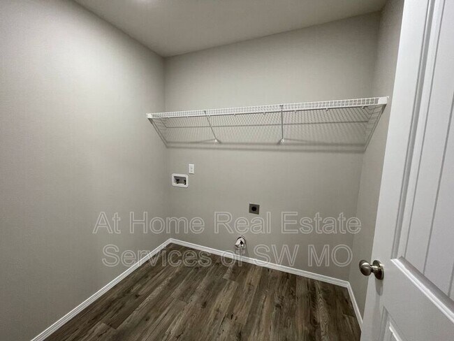 Building Photo - 223 W Canterbury Ln