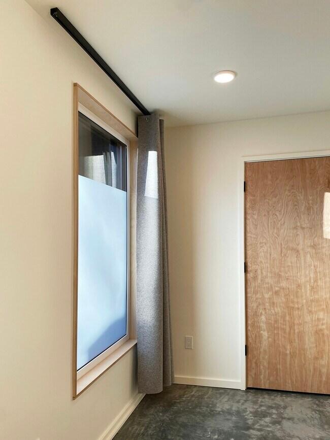 Building Photo - 1614 6th Ave