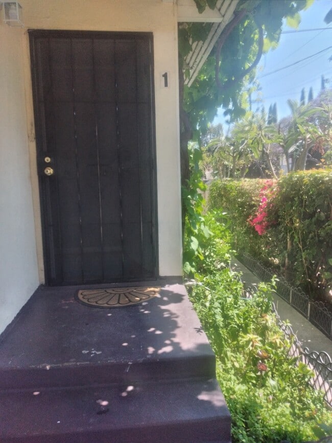 Primary Photo - 1548 N Kingsley Dr