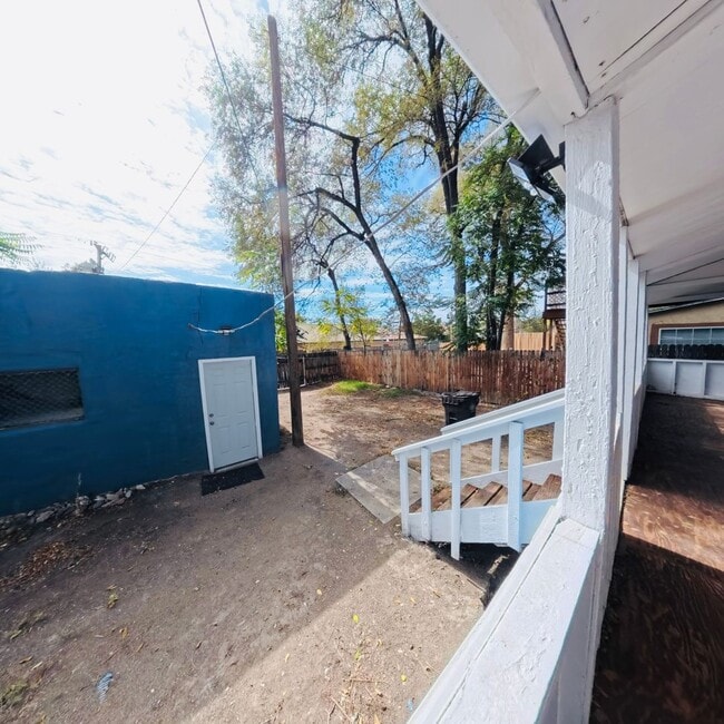 Building Photo - Cozy 2 bedroom 1 bath washer and dryer inc...