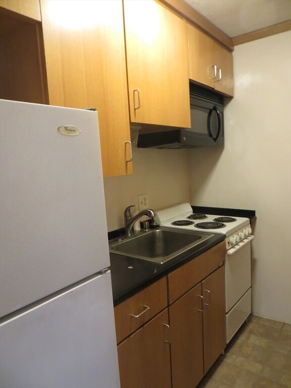 Building Photo - 200 Kelton St