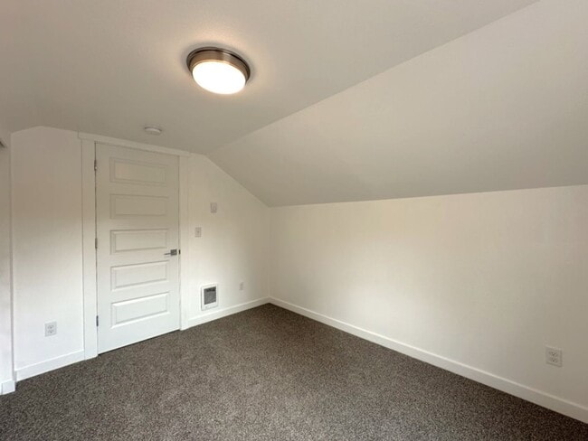Building Photo - Modern & Stylish 4 Bed, 2.5 Bath Remodel!