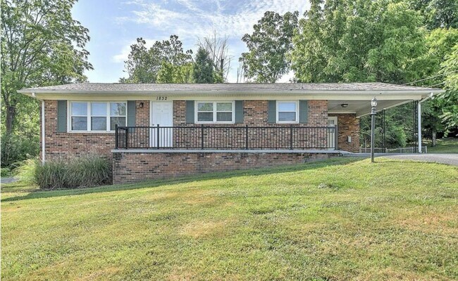 Building Photo - 1832 W Lakeview Dr