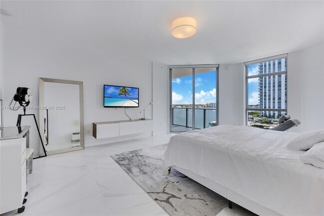 Building Photo - 17301 Biscayne Blvd