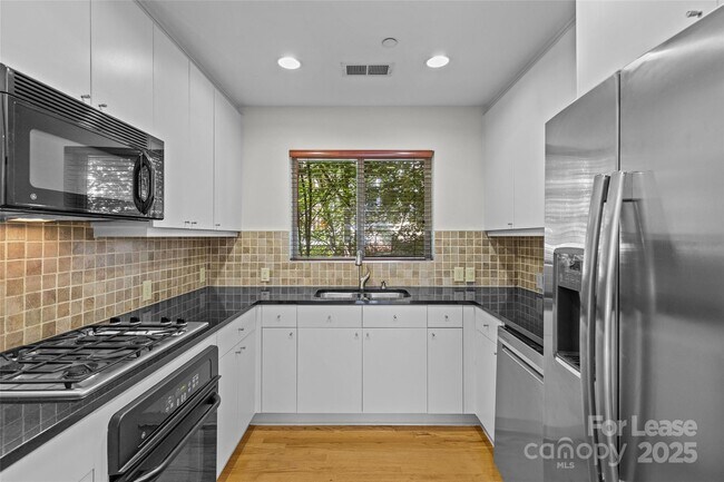 Building Photo - 420 Queens Rd