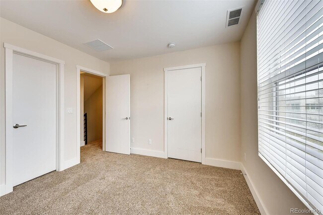 Building Photo - Immediate Availability! Stunning Modern lu...