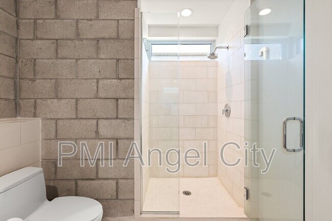Building Photo - 3450 Cahuenga Blvd W