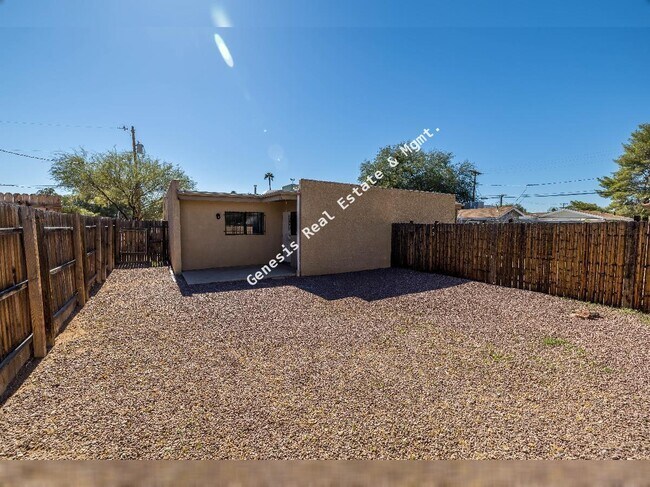 Building Photo - 3211 E Edison St