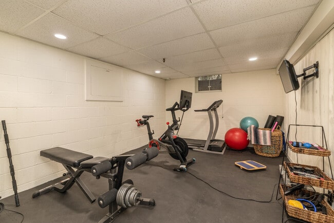 Building Photo - 10046 Sheridan Dr