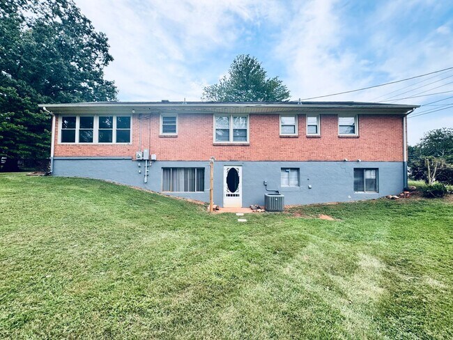 Building Photo - 113 Hydaway Dr