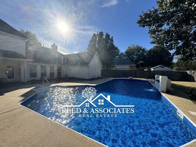 Building Photo - 4 bedrooms plus pool in Collierville!