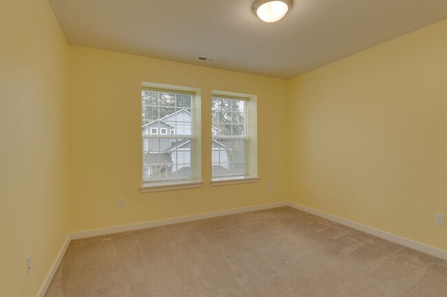 Building Photo - Bright and spacious 3 bed home in nice Lynnwood location!