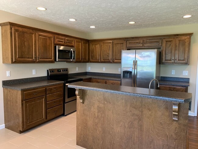 Building Photo - Beautiful 3 Bedroom, 2 Bath Home, With GAR...