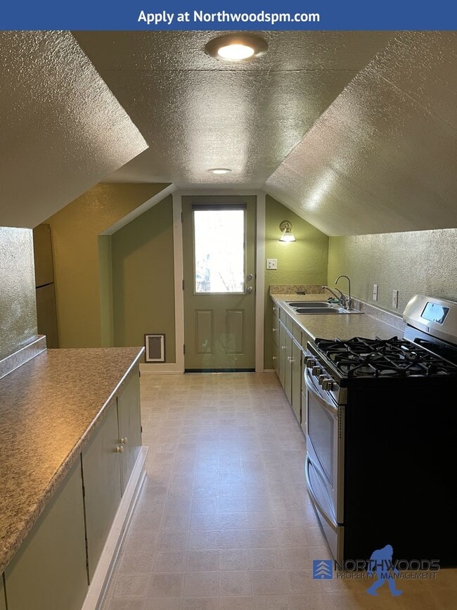 Building Photo - Very Cute 1 bed 1 bath upstairs unit, with...