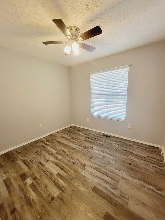 Building Photo - Bent Tree Subdivision - 4 BR - 2 Living Areas - 3 Car