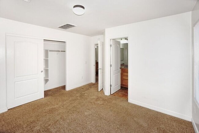 Building Photo - Tucson Oasis: 3-Bed, 2-Bath Home with Spacious Private Yard & Patio