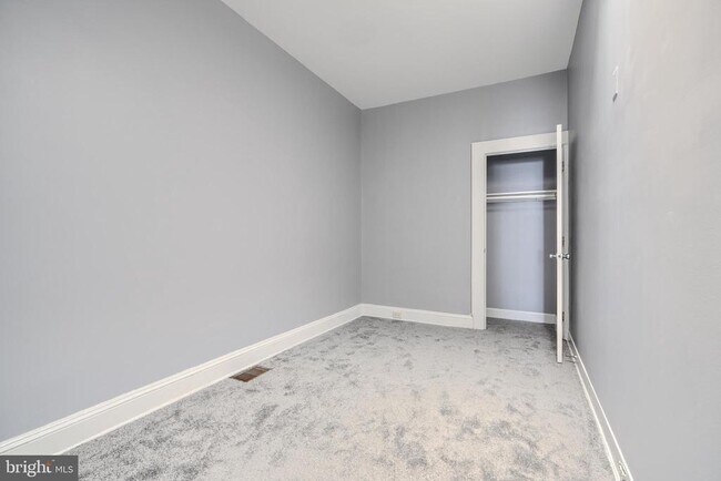 Building Photo - 709 N Linwood Ave