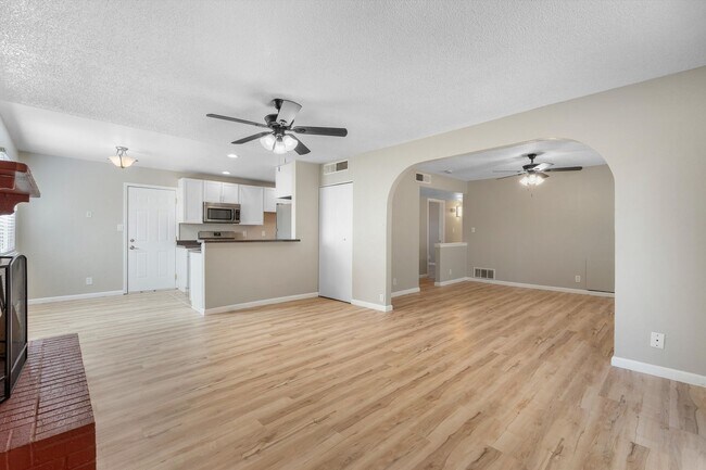 Building Photo - For Rent with Move-in Special ($1,200 off Base Rent ) | 3 Beds 2 Bath | 2 Car Garage |  NE Height...