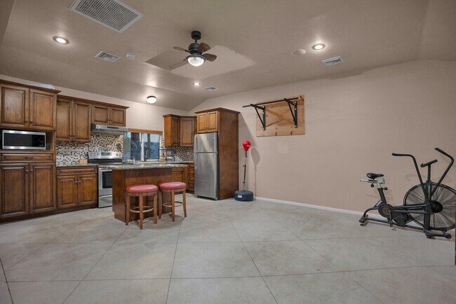 Building Photo - 52123 Avenida Diaz