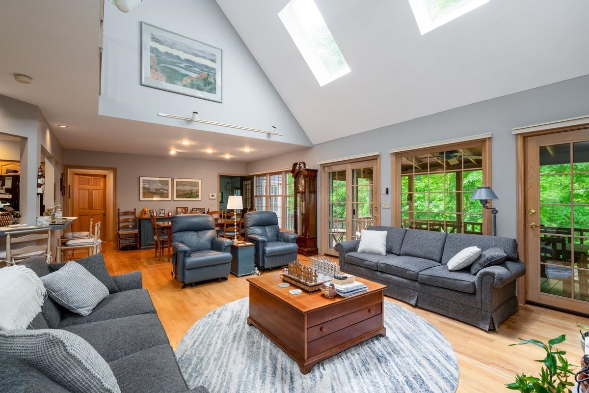 Building Photo - 39 Robertson