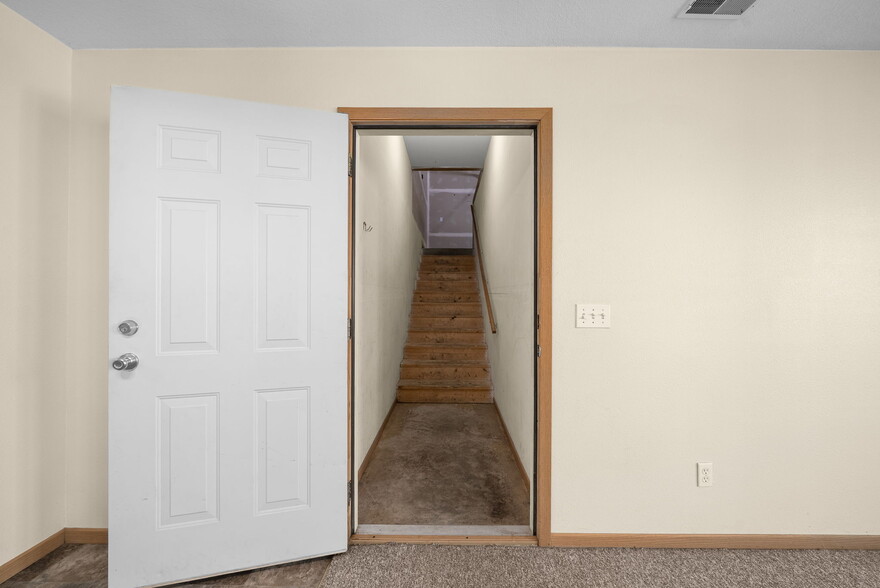 Garage Entry - 1420 E Redwood Blvd