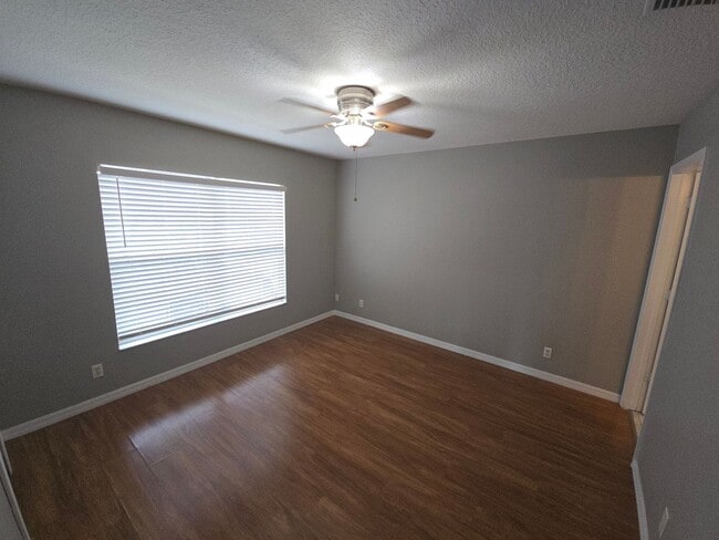Building Photo - 3/3 Townhome In Valrico