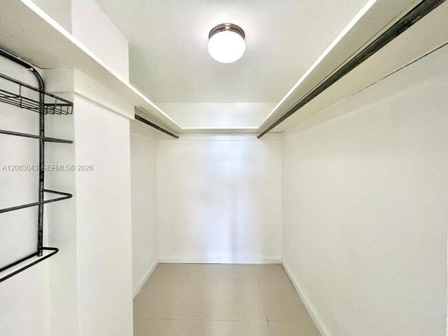 Building Photo - 9500 W Bay Harbor Dr