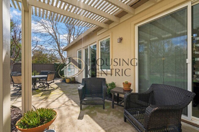 Building Photo - Executive Single Story Rental in Gated Serrano Community!