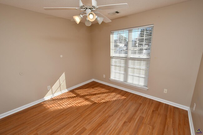 Building Photo - 107 Dorothy Ct