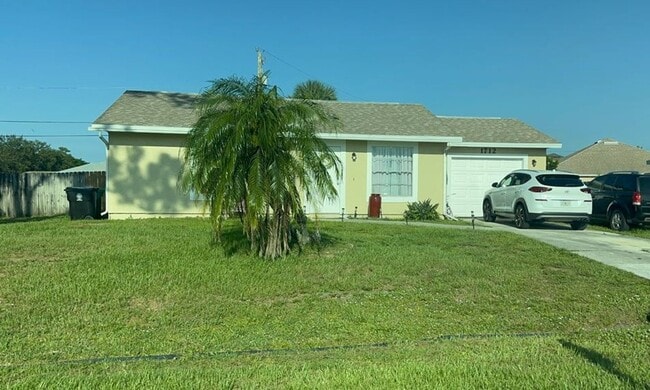 Primary Photo - Beautiful 2/1 with fenced backyard
